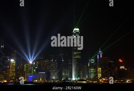 Des projecteurs laser et des projecteurs illuminent les bâtiments de Hong Kong dans le cadre d'un spectacle « Symphony of Lights », un spectacle multimédia spectaculaire qui combine les plus célèbres gratte-ciel de Hong Kong dans un spectacle son et lumière éblouissant le long du port de Victoria Banque D'Images