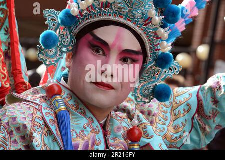 Des artistes chinois participent à une parade colorée lors des célébrations du nouvel an chinois à Londres. Année du RAM ou du Goat; 2015 Banque D'Images