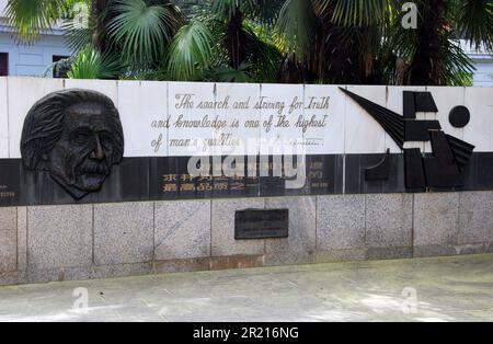 Kunming, Yunnan, Chine - l'image d'Albert Einstein orne un mur à l'Université du Yunnan à Kunming Banque D'Images