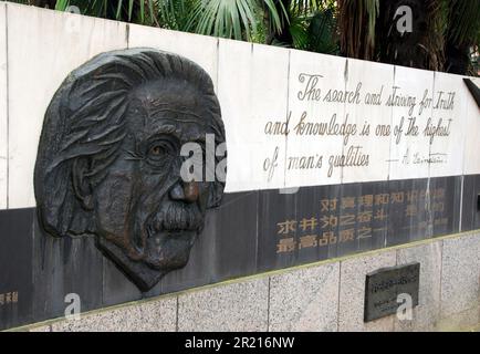 Kunming, Yunnan, Chine - l'image d'Albert Einstein orne un mur à l'Université du Yunnan à Kunming Banque D'Images