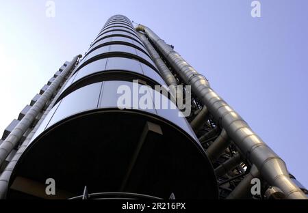 Le Lloyd's Building est le siège de l'institution d'assurance Lloyd's de Londres, et est situé à One Lime Street, dans la ville de Londres, en Angleterre. Conçu par l'architecte Richard Rogers et construit entre 1978 et 1986. Bovis était l'entrepreneur de gestion du régime. Tout comme le Centre Pompidou (conçu par Renzo Piano et Rogers), le bâtiment a été innovant en offrant ses services tels que des escaliers, des ascenseurs, des conduites d'alimentation électrique et des conduites d'eau à l'extérieur, laissant un espace dégagé à l'intérieur. Le bâtiment se trouve à 88 mètres de haut, avec 14 étages Banque D'Images