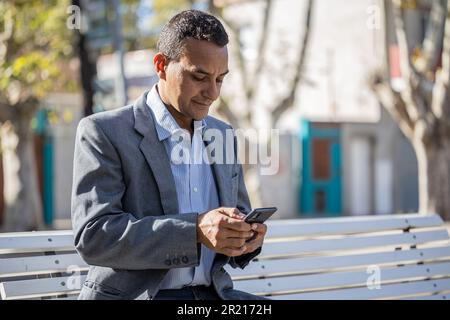Photo moyenne d'un jeune latino parlant au téléphone avec un espace de copie. Banque D'Images