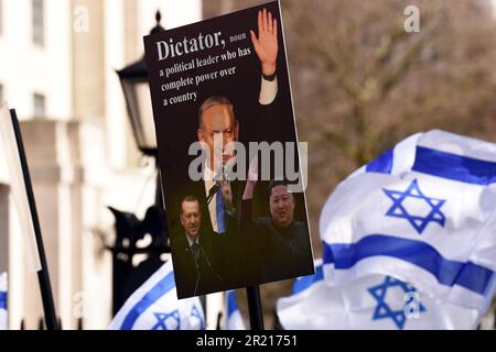 Des manifestants anti-Netanyahou à Whitehall, Londres, tandis que Benjamin Netanyahou, Premier ministre d'Israël, se rend dans Downing Street le vendredi 24th mars 2023 pour rencontrer le Premier ministre britannique Rishi Sunak. Banque D'Images