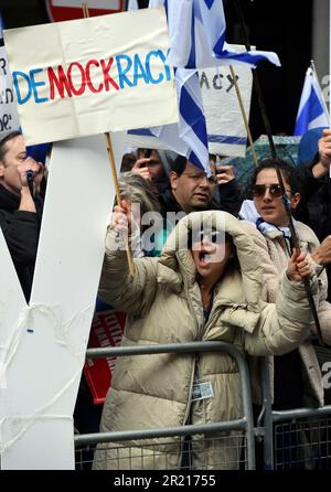 Des manifestants anti-Netanyahou devant l'hôtel Savoy de Londres où Benjamin Netanyahou, Premier ministre d'Israël, séjournait lors de sa visite dans la capitale le vendredi 24th mars 2023 pour rencontrer le Premier ministre britannique Rishi Sunak. Banque D'Images