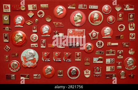 Pendant la Révolution culturelle, le culte de la personnalité de Mao s'est manifesté dans le port omniprésent de badges représentant le président Mao, et de personnes portant un petit livre rouge avec les écrits de Mao, qui seraient étudiés et cités à chaque occasion. Banque D'Images