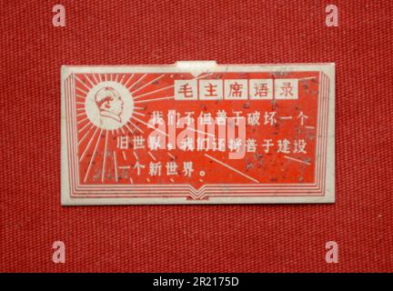 Pendant la Révolution culturelle, le culte de la personnalité de Mao s'est manifesté dans le port omniprésent de badges représentant le président Mao, et de personnes portant un petit livre rouge avec les écrits de Mao, qui seraient étudiés et cités à chaque occasion. Banque D'Images