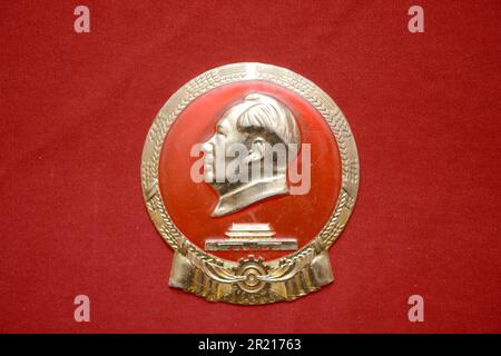 Pendant la Révolution culturelle, le culte de la personnalité de Mao s'est manifesté dans le port omniprésent de badges représentant le président Mao, et de personnes portant un petit livre rouge avec les écrits de Mao, qui seraient étudiés et cités à chaque occasion. Banque D'Images