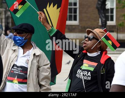 Les partisans du Biafran de Nnamdi Kanu manifestent à Whitehall, Londres, lors d'un troisième confinement national en Angleterre, dans le contexte de la pandémie du coronavirus COVID-19. L'arrestation du leader séparatiste nigérian Nnamdi Kanu a porté un coup sévère à son groupe et pourrait même signifier la fin de son mouvement. Le dirigeant du peuple indigène de Biafra (IPOB), un groupe qui veut un État séparatiste dans le sud-est du Nigeria, reste un héros culte pour ses centaines de milliers de partisans. Banque D'Images