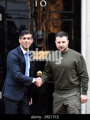 Le président ukrainien Volodymyr Zelenskyy avec le Premier ministre britannique Rishi Sunak au numéro 10 Downing Street à Londres lors de sa première visite au Royaume-Uni depuis le début de la guerre en Ukraine. Fév 8th 2023 Banque D'Images