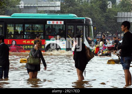 Inondations à Kunming, capitale provinciale du Yunnan, Chine. Les fortes pluies dans le sud et l'ouest de la Chine ont causé des inondations, la mort et la dévastation du Sichuan à Hubei. Dans le Yunnan, les démineurs ont été accusés de centaines de millions de yuans de dommages et d'au moins 31 morts dus à des inondations soudaines, des glissements de terrain et d'autres accidents liés à la pluie. Banque D'Images