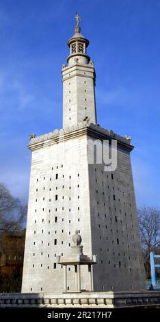 Réplique du phare d'Alexandrie, aujourd'hui détruit, également connu sous le nom de Pharos d'Alexandrie. Construit à l'origine entre 280 et 247 av. J.-C. sur l'île de Pharos à Alexandrie, en Égypte, il a été détruit par un tremblement de terre au 14th siècle. Situé dans le parc mondial de Beijing Banque D'Images