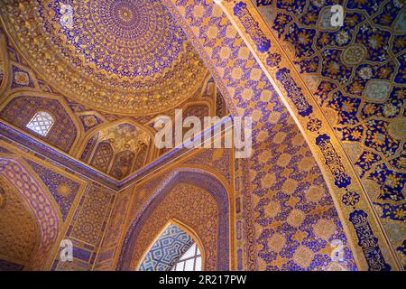 Vue sur l'intérieur de la mosquée de Tilla Kari à Samarkand, en Ouzbékistan Banque D'Images