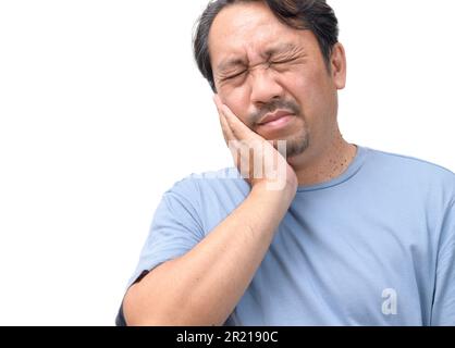 Beau homme d'âge moyen, portant une chemise bleue, un arrière-plan isolé, touchant la bouche avec la main, avec une expression douloureuse à cause de maux de dents ou de dents dentaires Banque D'Images