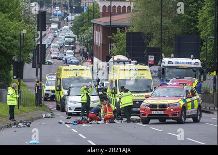 Belgrave Middleway, Birmingham, 16th mai 2023 - les services d'urgence tentent en vain de sauver le cycliste. - Un homme est mort après avoir été frappé par un véhicule en traversant une route majeure à travers le centre-ville de Birmingham mardi après-midi. Les ambulanciers paramédicaux ont travaillé sur le cycliste, mais il a été déclaré mort sur les lieux. La police des West Midlands a fermé les deux côtés de Belgrave Middleway, une rocade de 3 voies traversant le centre-ville, causant des bouchons de circulation alors que les policiers enquêtent sur la mort des hommes. Le véhicule blanc est considéré comme un témoin et n'est pas impliqué dans le RTC. La police des West Midlands a dit à l'époque: 'Nous ar Banque D'Images