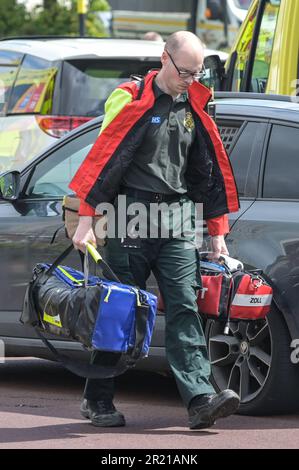 Belgrave Middleway, Birmingham, 16th mai 2023 - Un homme est mort après avoir été frappé par un véhicule en traversant une route principale à travers le centre-ville de Birmingham mardi après-midi. Les ambulanciers paramédicaux ont travaillé sur le cycliste, mais il a été déclaré mort sur les lieux. La police des West Midlands a fermé les deux côtés de Belgrave Middleway, une rocade de 3 voies traversant le centre-ville, causant des bouchons de circulation alors que les policiers enquêtent sur la mort des hommes. La police des West Midlands a déclaré à l'époque: «Nous sommes actuellement confrontés à une collision sérieuse sur Belgrave Middleway entre les jonctions de Horton Square et Haden Circus. 'Le Banque D'Images