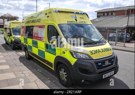 Belgrave Middleway, Birmingham, 16th mai 2023 - Un homme est mort après avoir été frappé par un véhicule en traversant une route principale à travers le centre-ville de Birmingham mardi après-midi. Les ambulanciers paramédicaux ont travaillé sur le cycliste, mais il a été déclaré mort sur les lieux. La police des West Midlands a fermé les deux côtés de Belgrave Middleway, une rocade de 3 voies traversant le centre-ville, causant des bouchons de circulation alors que les policiers enquêtent sur la mort des hommes. La police des West Midlands a déclaré à l'époque: «Nous sommes actuellement confrontés à une collision sérieuse sur Belgrave Middleway entre les jonctions de Horton Square et Haden Circus. 'Le Banque D'Images