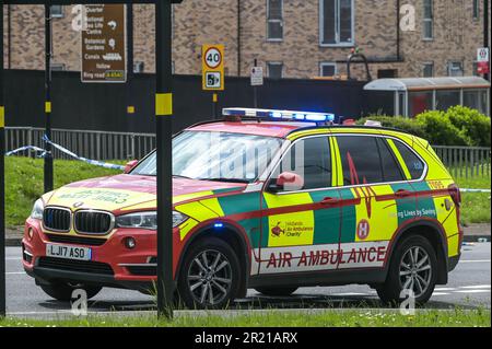 Belgrave Middleway, Birmingham, 16th mai 2023 - Un homme est mort après avoir été frappé par un véhicule en traversant une route principale à travers le centre-ville de Birmingham mardi après-midi. Les ambulanciers paramédicaux ont travaillé sur le cycliste, mais il a été déclaré mort sur les lieux. La police des West Midlands a fermé les deux côtés de Belgrave Middleway, une rocade de 3 voies traversant le centre-ville, causant des bouchons de circulation alors que les policiers enquêtent sur la mort des hommes. La police des West Midlands a déclaré à l'époque: «Nous sommes actuellement confrontés à une collision sérieuse sur Belgrave Middleway entre les jonctions de Horton Square et Haden Circus. 'Le Banque D'Images