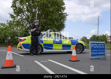 Belgrave Middleway, Birmingham, 16th mai 2023 - Un homme est mort après avoir été frappé par un véhicule en traversant une route principale à travers le centre-ville de Birmingham mardi après-midi. Les ambulanciers paramédicaux ont travaillé sur le cycliste, mais il a été déclaré mort sur les lieux. La police des West Midlands a fermé les deux côtés de Belgrave Middleway, une rocade de 3 voies traversant le centre-ville, causant des bouchons de circulation alors que les policiers enquêtent sur la mort des hommes. La police des West Midlands a déclaré à l'époque: «Nous sommes actuellement confrontés à une collision sérieuse sur Belgrave Middleway entre les jonctions de Horton Square et Haden Circus. 'Le Banque D'Images