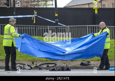 Belgrave Middleway, Birmingham, 16th mai 2023 - Un homme est mort après avoir été frappé par un véhicule en traversant une route principale à travers le centre-ville de Birmingham mardi après-midi. Les ambulanciers paramédicaux ont travaillé sur le cycliste, mais il a été déclaré mort sur les lieux. La police des West Midlands a fermé les deux côtés de Belgrave Middleway, une rocade de 3 voies traversant le centre-ville, causant des bouchons de circulation alors que les policiers enquêtent sur la mort des hommes. La police des West Midlands a déclaré à l'époque: «Nous sommes actuellement confrontés à une collision sérieuse sur Belgrave Middleway entre les jonctions de Horton Square et Haden Circus. 'Le Banque D'Images