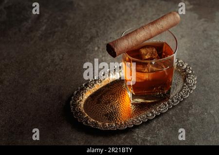 Chuchoter avec de la glace et du cigare sur un bac argenté. Espace de copie. Banque D'Images