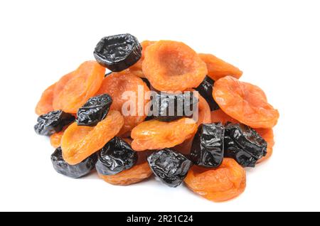 abricots séchés et autres fruits séchés dans un bouquet sur fond blanc avec ombre molle Banque D'Images