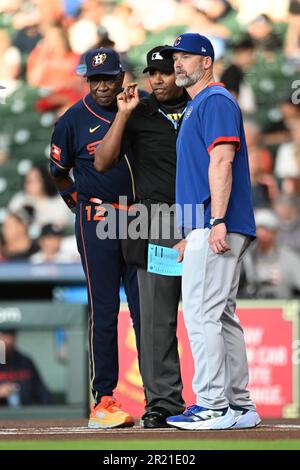 Dusty Baker Jr. (12) et David Ross (3), directeur des Chicago Cubs, reçoivent des instructions avant le match de la MLB entre Chicago Banque D'Images