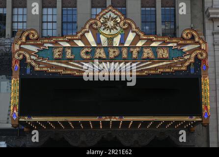 HOLLYWOOD, CALIFORNIE - 12 MAI 2023 : le théâtre El Capitan sur Hollywood Boulevard. Banque D'Images
