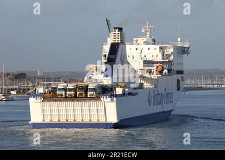 Le véhicule roulant Brittany Ferries et le navire à passagers MV COTENTIN se dirigeant vers le port en direction du terminal international Banque D'Images