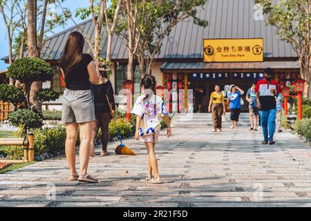KANCHANABURI -THAÏLANDE, AVRIL 1 ,2023 : touristes non identifiés viennent visiter et prendre des photos avec restaurant et café avec un beau jardin décoré Banque D'Images