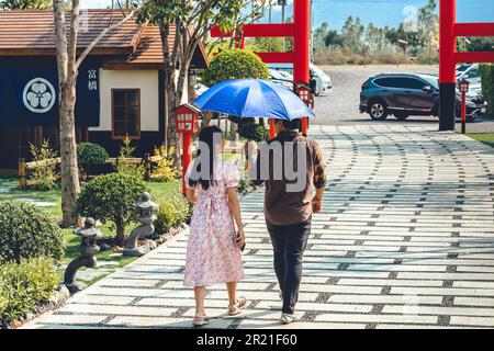 KANCHANABURI -THAÏLANDE, AVRIL 1 ,2023 : touristes non identifiés viennent visiter et prendre des photos avec restaurant et café avec un beau jardin décoré Banque D'Images