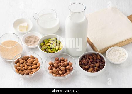 Ingrédients pour le dessert arabe traditionnel Umm Ali : noix, raisins secs, lait, crème, cassonade, sucre vanillé, farine, beurre et pâte à café prête à l'emploi Banque D'Images