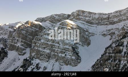 Une vue magnifique sur les montagnes enneigées des Pyrénées espagnoles Banque D'Images