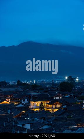 Une superbe photo aérienne de l'emblématique ville ancienne de Dayan qui fait partie du site classé au patrimoine mondial de l'UNESCO à Lijiang, en Chine Banque D'Images