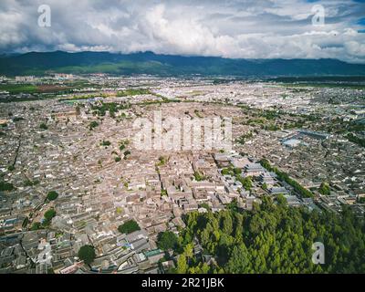 Une vue aérienne des bâtiments pittoresques et traditionnels de l'ancienne ville de Dayan, située à Lijiang, province du Yunnan, en Chine, en Asie Banque D'Images