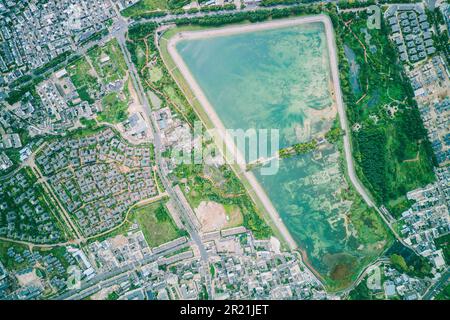 Une vue aérienne d'une petite ville entourée d'une végétation luxuriante et d'arbres Banque D'Images