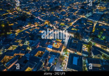 Une vue aérienne des bâtiments pittoresques et traditionnels de l'ancienne ville de Dayan, située à Lijiang, province du Yunnan, en Chine, en Asie Banque D'Images