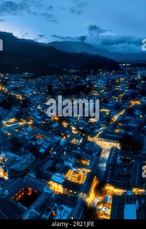 Une vue aérienne des bâtiments résidentiels traditionnels de la vieille ville de Shuhe, Lijiang, Yunnan, Chine, en Asie, est vu du ciel Banque D'Images