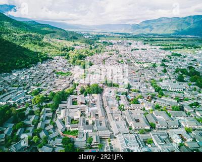 Une vue aérienne des bâtiments pittoresques et traditionnels de l'ancienne ville de Dayan, située à Lijiang, province du Yunnan, en Chine, en Asie Banque D'Images