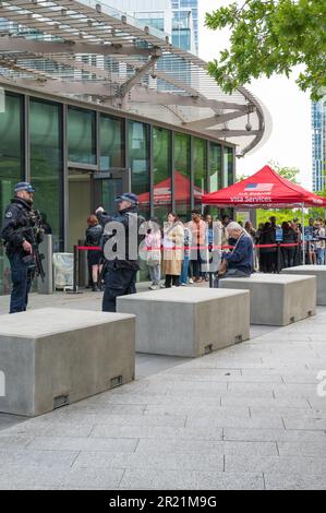 Des gens qui font la queue pour obtenir des services de visa à l'ambassade des États-Unis d'Amérique. Nine Elms, Londres, Angleterre, Royaume-Uni Banque D'Images