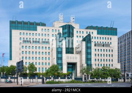 Extérieur du bâtiment SIS ou bâtiment MI6, siège des services secrets de renseignement sur Vauxhall Cross, Vauxhall, Londres, Angleterre, Royaume-Uni Banque D'Images