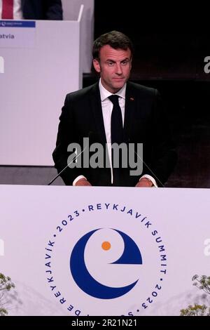 Le président français Emmanuel Macron s'exprime lors de l'ouverture du sommet du Conseil de l'Europe à Reykjavik, en Islande. Date de la photo: Mardi 16 mai 2023. Banque D'Images