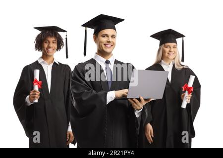 Les étudiants en remise des diplômes possèdent un ordinateur portable isolé sur fond blanc Banque D'Images