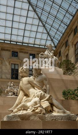 Paris, France - 05 13 2023 : Musée du Louvre. Sculpture la Seine et la Marne sculptée par Nicolas Coustou Banque D'Images