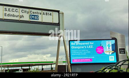 Glasgow, Écosse, Royaume-Uni 16th mai 2023. LEZ la préparation des zones à faible émission voit des panneaux routiers et des indications routières peintes avec une publicité sur le bord de la route pour préparer la date de début du 1st juin dans les villes de toute l'Écosse. Crédit Gerard Ferry/Alay Live News Banque D'Images