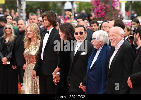 (De gauche à droite) Pauline Pollmann, Diego le fur, Maïwenn, Johnny Depp, Pierre Richard, Benjamin Lavernhe, Pascal Greggory et Melvil Poupaud, participant à la première Jeanne du Barry lors du Festival de Cannes 76th. Date de la photo: Mardi 16 mai 2023. Le crédit photo devrait se lire comme suit : Doug Peters/PA Wire Banque D'Images