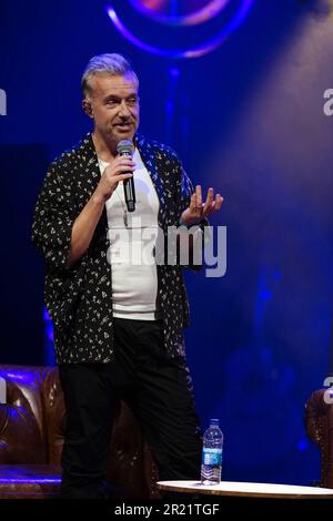 Fraser T. Smith parle sur scène pendant les autres chansons en direct, au London Palladium. Date de la photo: Mardi 16 mai 2023. Banque D'Images