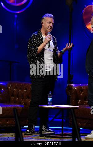 Fraser T. Smith parle sur scène pendant les autres chansons en direct, au London Palladium. Date de la photo: Mardi 16 mai 2023. Banque D'Images