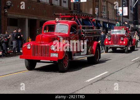 Toronto, ON, Canada – le 20 mars 2022 : le camion des pompiers de Toronto participe à la parade de la St Patrick au centre-ville de Toronto la Saint Patrick's Day is Banque D'Images