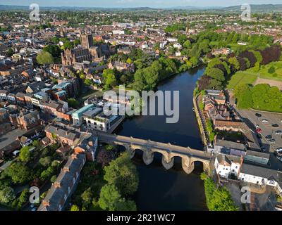 Hereford Angleterre Royaume-Uni - vue aérienne de la ville de la cathédrale montrant le pont médiéval Old Wye de l'autre côté de la rivière Wye pris mai 2023 Banque D'Images