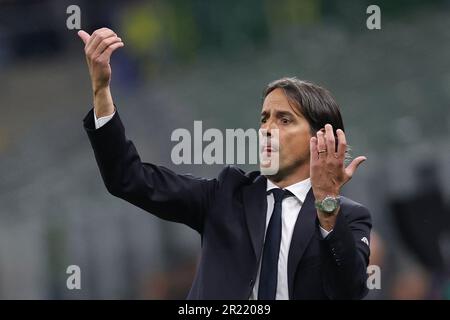 Mailand, Italie. 16th mai 2023. Football: Ligue des Champions, Inter Milan - AC Milan, tour de knock-out, demi-finales, deuxièmes jambes, Stadio Giuseppe Meazza. Simone Inzaghi, entraîneur de l'Inter Milan, donne des instructions tactiques. Credit: Oliver Weiken/dpa/Alay Live News Banque D'Images